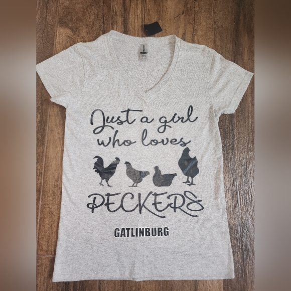 Gildan Tops - Gatlinburg TN Gray V-Neck Womens Funny Chickens Peckers Small NWT